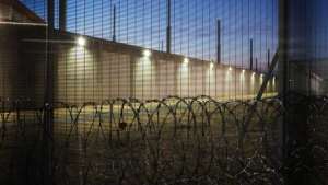 Un deţinut care a evadat într-un bagaj la eliberarea colegului de celulă, a fost capturat după două zile